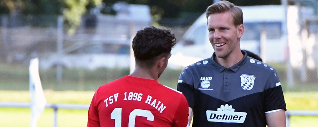 Cheftrainer Martin Weng bedankt sich bei Matthew Loo (Nr. 16) für seine gute Leistung im Spiel.