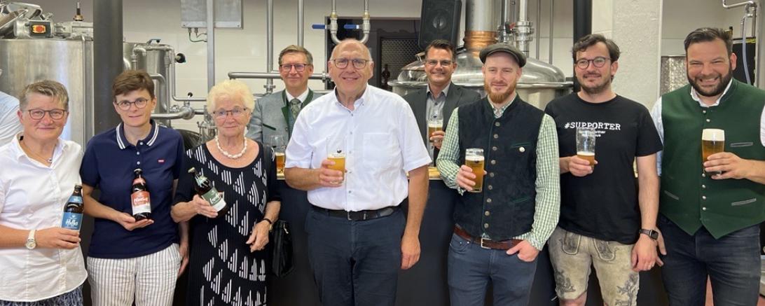 Das Bild zeigt Die Vermieterin Nicole Wermuth mit Partnerin, Elvira Wermuth, Landrat Stefan Rößle, Dekan Robert Neuner, Oberbürgermeister Jürgen Sorré, Simon Baumer, Robert Heinrich und Bernhard Strauch.