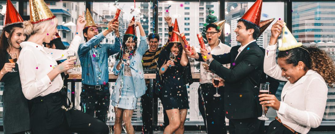 Das Bild zeigt eine Personengruppe beim Feiern.