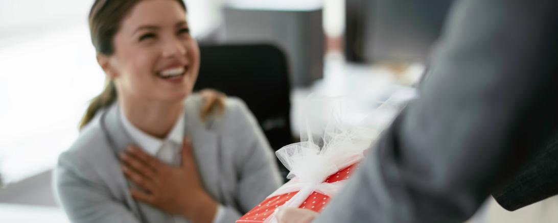 Das Bild zeigt eine Frau bei ihrem Mitarbeiterjubiläum