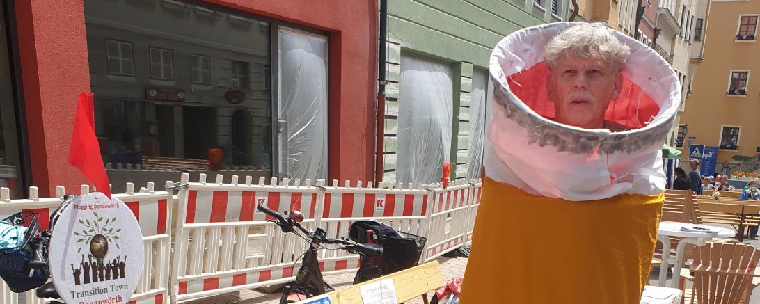 Das Bild zeigt einen Mann im Zigarettenkostüm