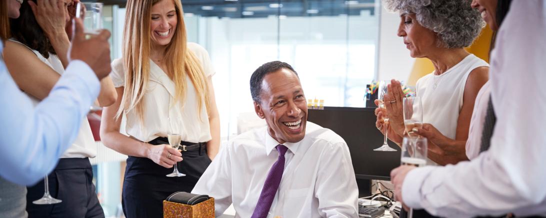 Das Bild zeigt eine Personengruppe beim Feiern. 