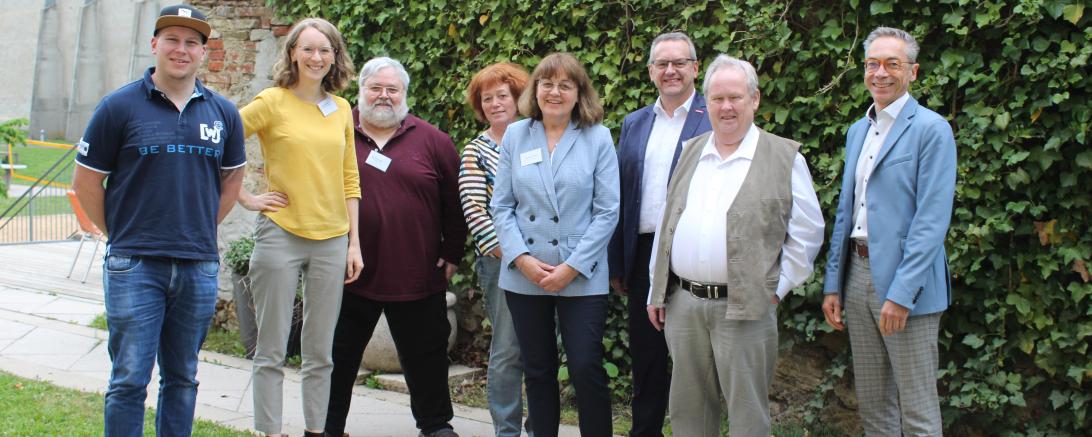 Florian Oßwald (Wirtschaftsjunioren Donau-Ries), MdL Eva Lettenbauer, Heinrich Kopriwa (AWO Schwaben), Angelika Schäfer (Sankt Vizenz Nördlingen), Rosemarie Kramer (Agentur für Arbeit Donau-Ries), Konrad Rebholz (Handwerkskammer Schwaben), Wolfgang Peitzsch (DGB Donau-Ries) und Wolfgang Goschenhofer (Stadtrat Nördlingen)