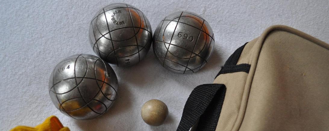 Das Bild zeigt das Mannschaftsspiel Boule.