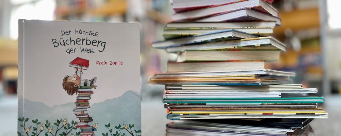Das Bild zeigt einen Bücherberg.