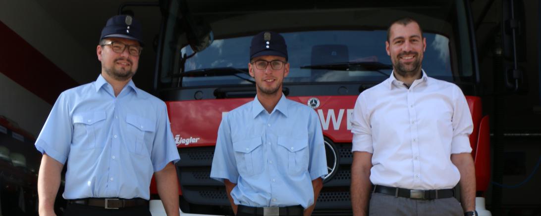 Sie präsentieren den neuen CAFS-Löscher (von links): Kommandant Jochen Fackler, 1. Vorsitzender Lukas Egetenmeier, Michael Mittring (RVB Ries und aktiver Feuerwehrmann in Baldingen) 