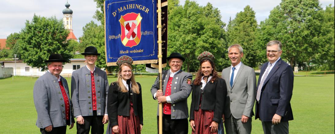 Von links: Festausschussvorsitzender Alexander Kotz, 1. Vorstand Florian Kotz, Fahnenbegleiterin Laura Hofmann, Standartenträger Lorenz Götz, Fahnenbegleiterin Annika Schüler, Bernd Puchinger (RVB Ries Maihingen), Paul Ritter (Vorstandsvorsitzender RVB Ries) 