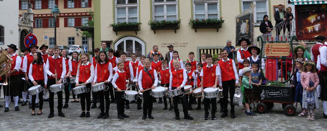 Unser Bild zeigt die Buben und Mädchen der Trommelgruppe der Trachtenkapelle Marktoffingen auf dem Nördlinger Marktplatz bei der Huldigung am Stabenfest, rechts mit Hut die Leiterin der Trommelgruppe Karin Wolf. 