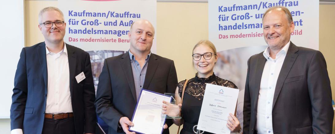 Das Bild zeigt die Ehrung von Stefanie Steinmeyer.