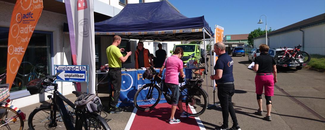 Codier-Aktion des ADFC Donau-Ries bei Zweirad Uhl in Donauwörth