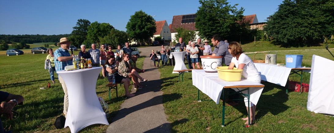 Auf dem Bild zu sehen: Ralf Melber (l.) zeigt Bürgermeister Christoph Schmidt (2.v.r.) und Stadträtin Martina Thiel (r.), wie man Armbäder richtig macht. 