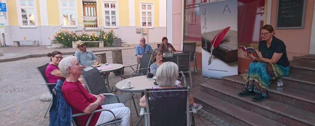 Petra Plaum bei der improvisierten „Treppenlesung in Harburg“