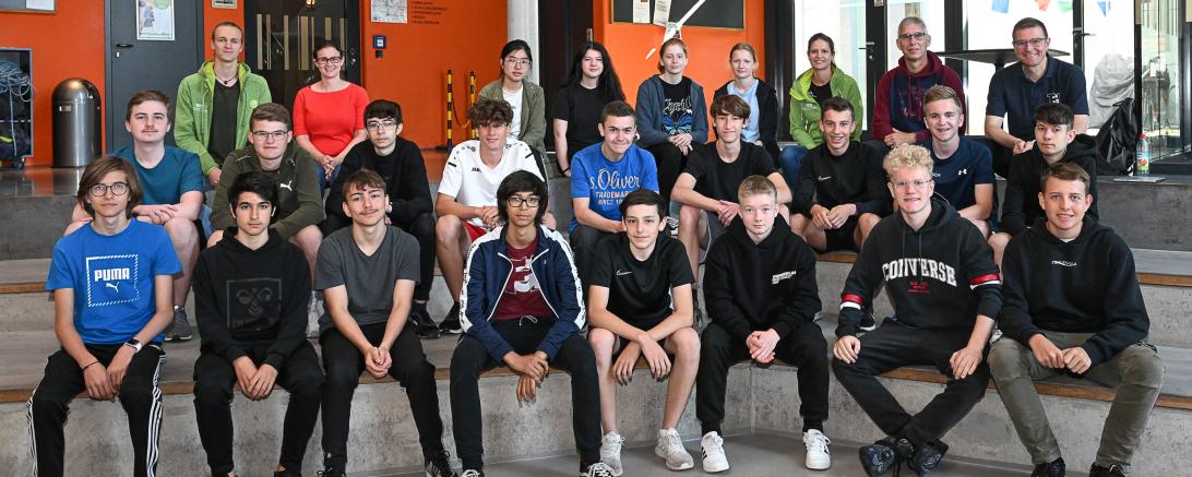 Gemeinsam mit ihren Lehrkräften Jochen Seefried und Jürgen Horzella (hinten ganz rechts), LEW-Eventmanagerin Christine Rehberger-Strobel (hinten, 2. von links) sowie einem DAV-Klettertrainer (hinten rechts) erlebte die 9a des THG Nördlingen einen besonderen Schultag.