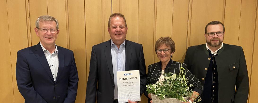 Das Foto zeigt von links nach rechts: Bezirksrat Peter Schiele, Altbürgermeister und Kreisrat Wolfgang Kilian, Elisabeth Trüdinger und den Ortsvorsitzenden Wolfgang Stolz