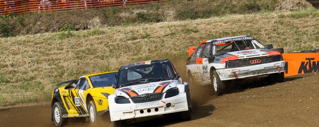 Auf dem Foto zu sehen sind die Supertourenwagen 4WD und in der Mitte der MCKler Jens Baltzer, rechts der MCKler Andreas Fürst und links Stefan Windschiedl vom MSC Höchstädt. 