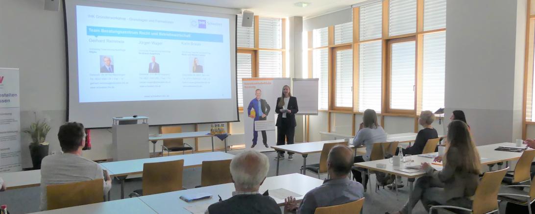 Karin Bräuer (Industrie- und Handelskammer, Beratungszentrum Recht und Betriebswirtschaft) erläutert das Beratungsangebot der IHK bei Unternehmensgründungen.