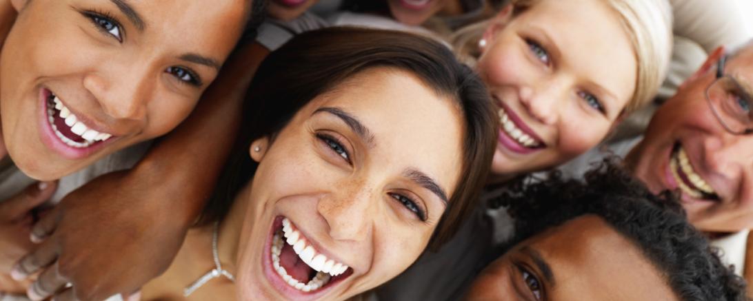 Gruppenfoto von mehreren Personen. 