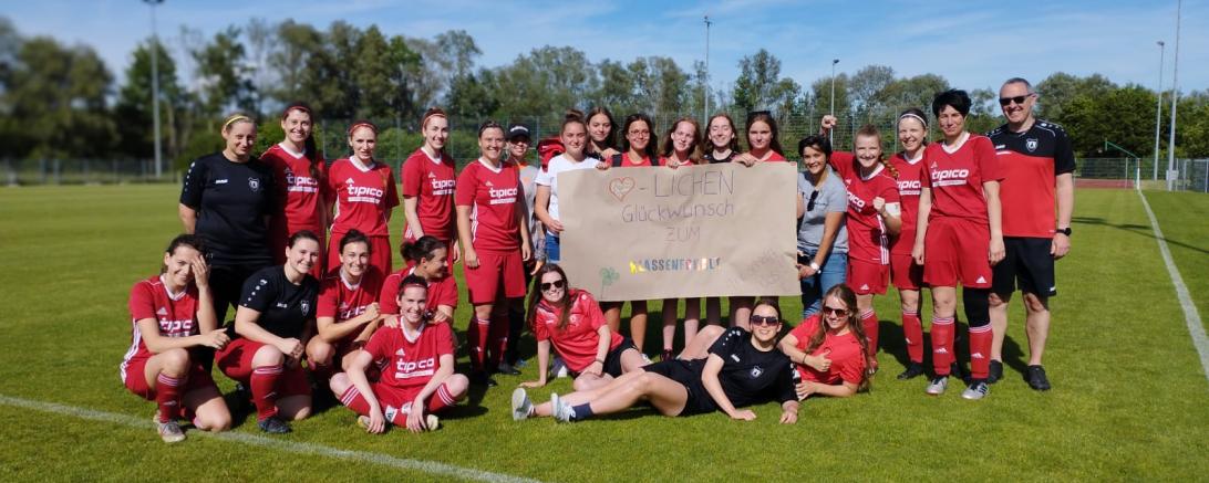 Die Spielerinnen der Damenmannschaft des SV Wörnitzstein-Berg nach dem letzten Spiel zusammen mit den C-Juniorinnen, die zum Ligaverbleib gratulieren