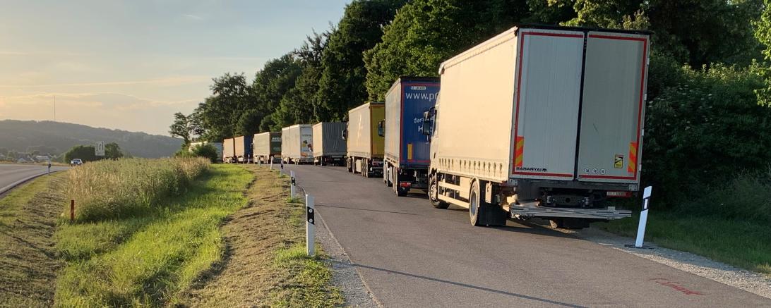 Parkplatz "Rauhe Burg" an der B25. 