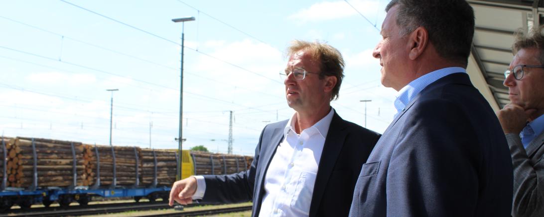 Die Barrierefreiheit am Donauwörther Bahnhof wird wohl bis nächstes Jahr hergestellt sein. Was fehlt: die Fußgängerunterführung unter den hinteren Gleisen zum Airbus-Werk. 