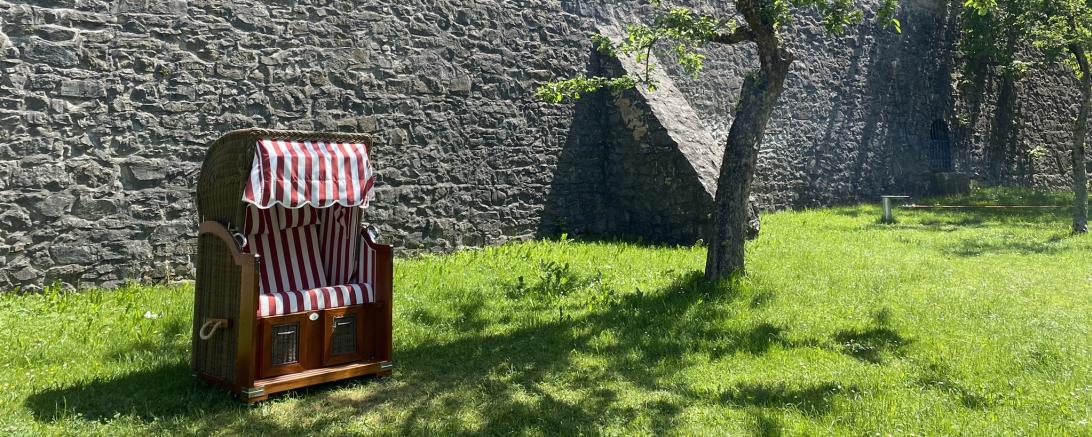 Das Bild zeigt die neuen Strandkörbe im Stadtgraben.
