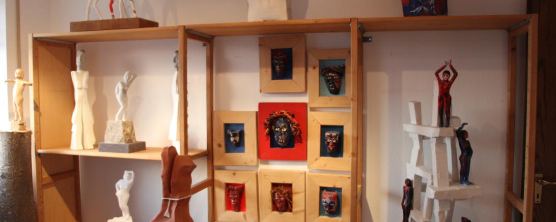 Das Bild zeigt eine Kunstausstellung.