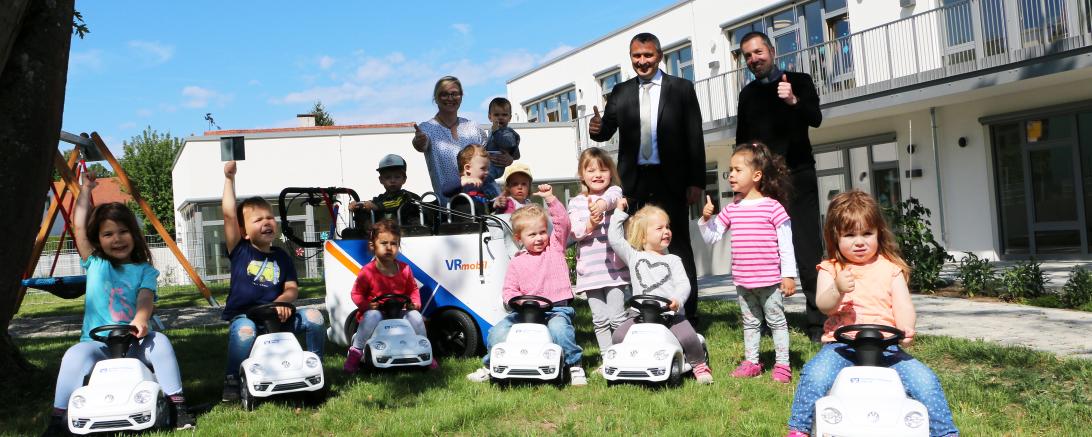 Unser Bild zeigt von links: Kita-Leiterin Heike Oswald, Bernd Mielich (RVB Ries) und Stadtpfarrer Benjamin Beck (Kath. Kirchenstiftung St. Salvator) mit Buben und Mädchen der Krippen- und Kindergartengruppen von St. Michael. 