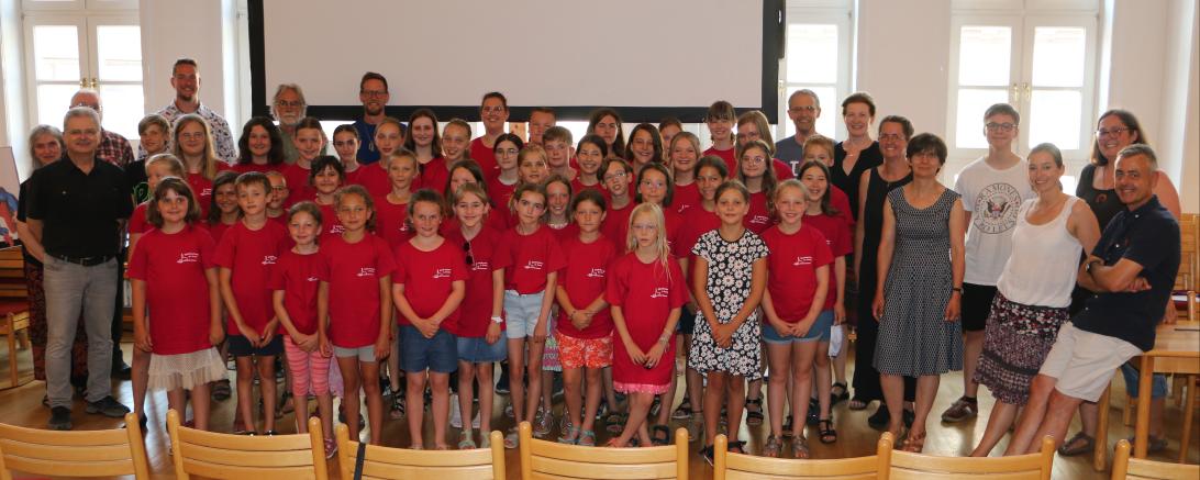 Das Bild zeigt die Akteure mit den ehrenamtlichen Helferinnen und Helfern.