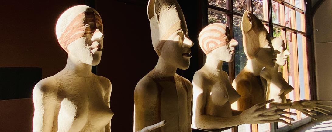 Das Bild zeigt die Kunstausstellung des Bildhauers Volkmar Kühn.