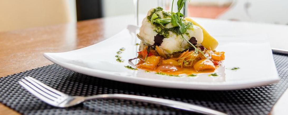 Gedeckter Tisch mit Mittagessen 