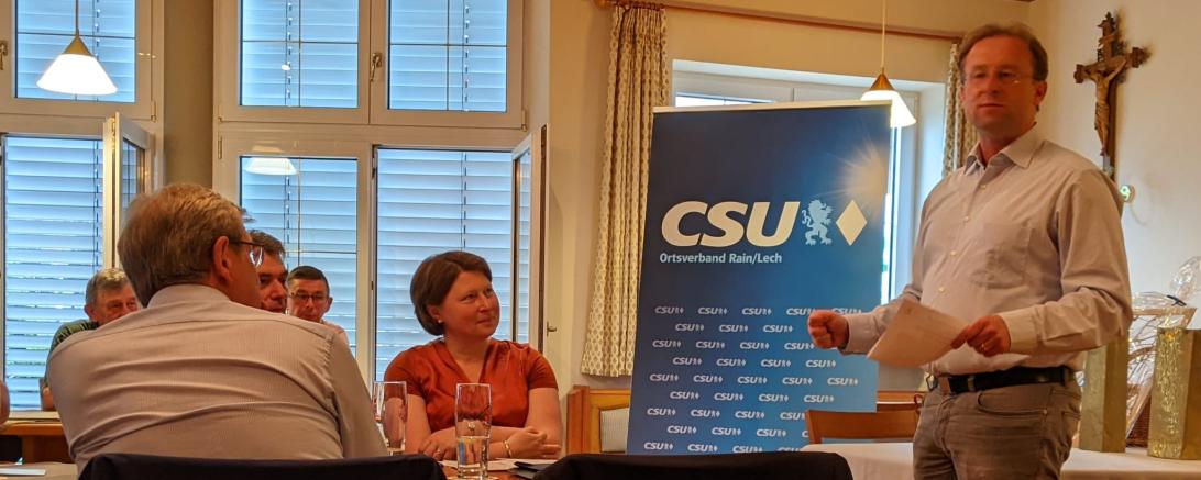 Bei seiner Jahreshauptversammlung im Gasthaus Neurwirt in Bayerdilling konnte die Ortsvorsitzende und Stellvertretende Landrätin Claudia Marb gleich drei Neumitglieder begrüßen. Damit Stellt der CSU-Ortsverband Rain wieder 100 Mitglieder. Auf dem Bild zu sehen: Claudia Marb (sitzend) und MdL Wolfgang Fackler. 