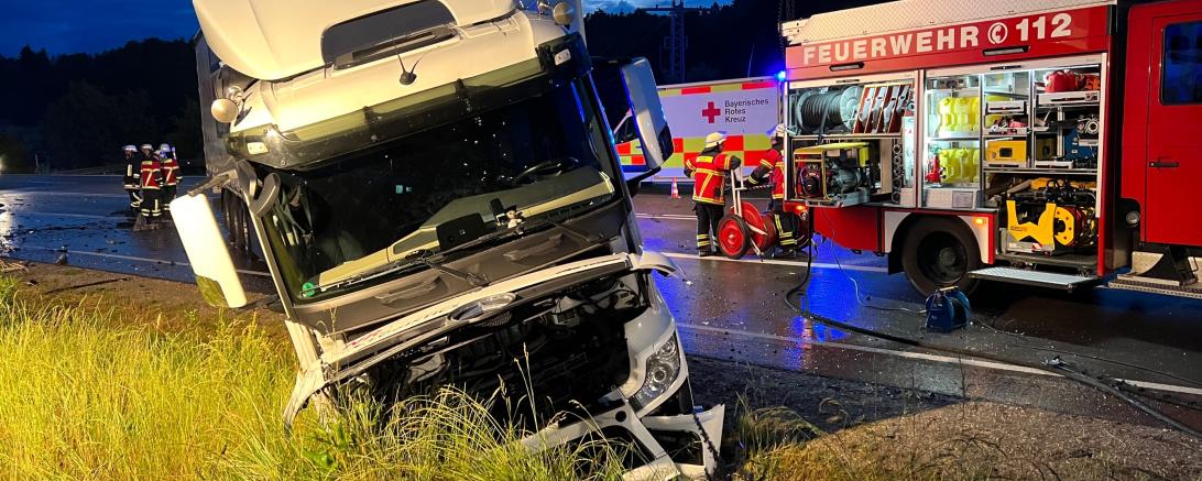 Bei dem Verkehrsunfall wurden zwei Personen verletzt. 