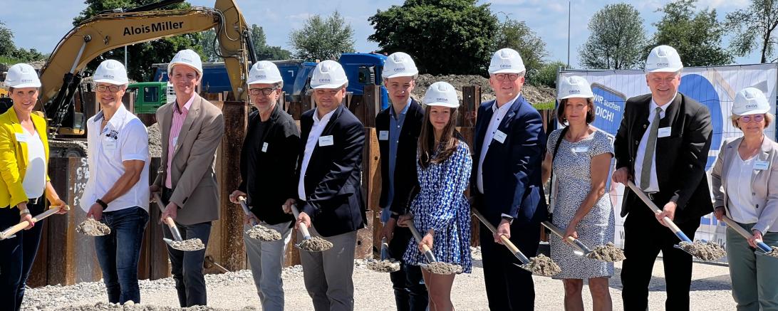 Auf dem Bild zu sehen (von links): Architektin Barbara Kandler (links), Stefan Bissinger, Josef Albanese, Gerhard Kappeller, Bürgermeister Martin Paninka, Julian Seiler, Barbara Seiler, Inhaber Johann Seiler, Sigrid Seiler, Staatssekretär Roland Weigert und die stellvertretende Landrätin Ursula Kneißl-Eder. 