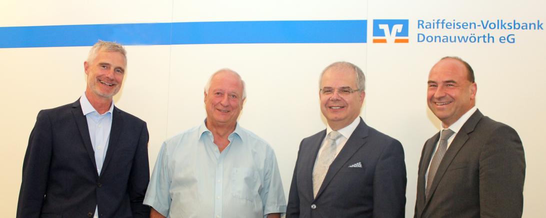 Das Bild zeigt Vorstand Alexander Lehmann, Vorstandssprecher Michael Kruck, ausgeschiedene Aufsichtsratsmitglied Harald Schneider sowie Aufsichtsratsvorsitzender Thomas Kopp.