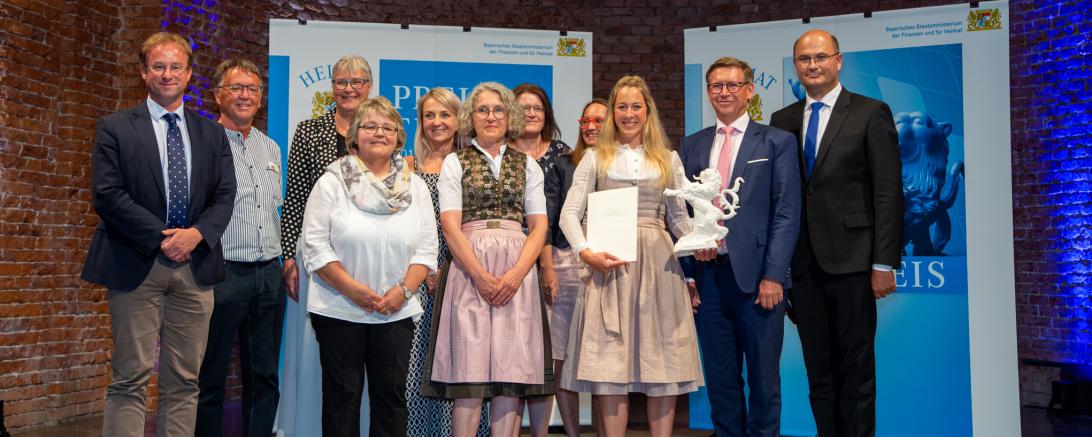 Finanz- und Heimatminister Albert Füracker verleiht den „Heimatpreis Südbayern“ an das Dorfladennetzwerk Donau-Ries. 