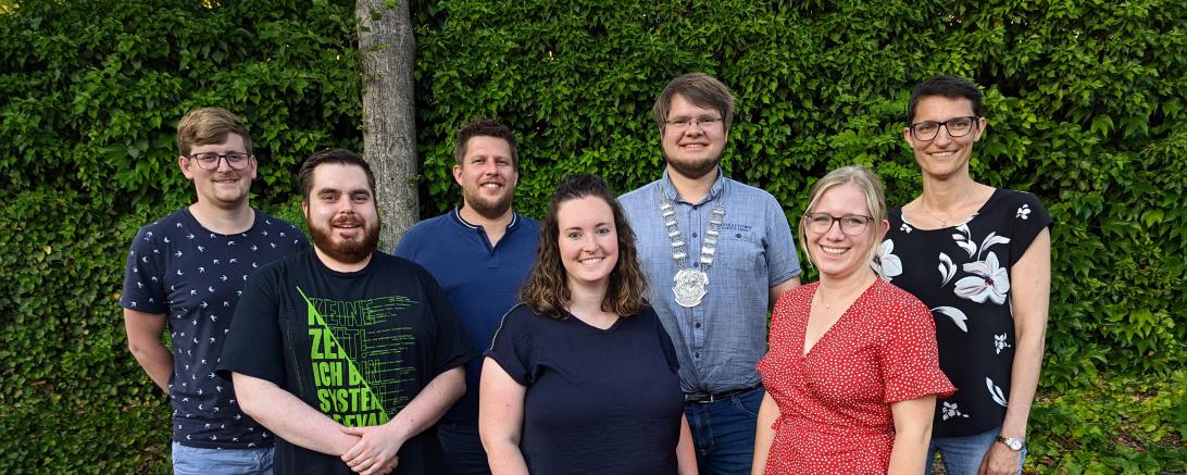Auf dem Bild zu sehen (von links): Enrico Dietrich (Schatzmeister), Patrick Berner (Zeremonienmeister), Michael Weigl (Vizepräsident), Sandra Burkhardt (Federmeisterin), Florian Riehl (Präsident), Anna Schmid (Hofmarschallin), Melissa Kugler (Obersthofmeisterin). 