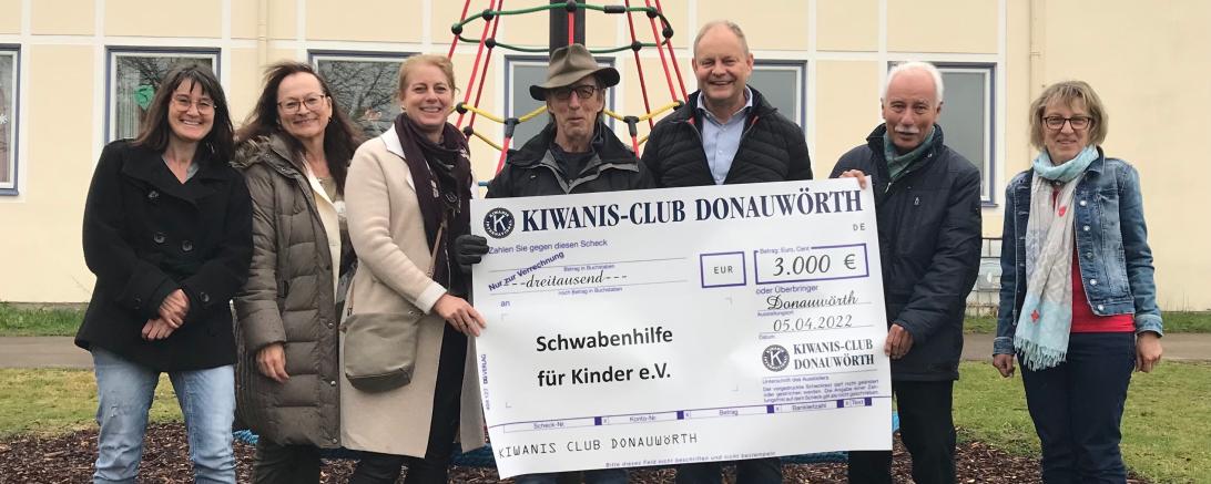 Das Bild zeigt die Spendenübergabe an das Förderzentrum Kaisheim.