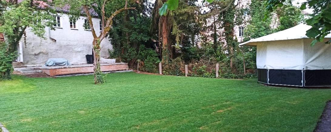 Das Bild zeigt den Sommergarten am Ochsentörl.