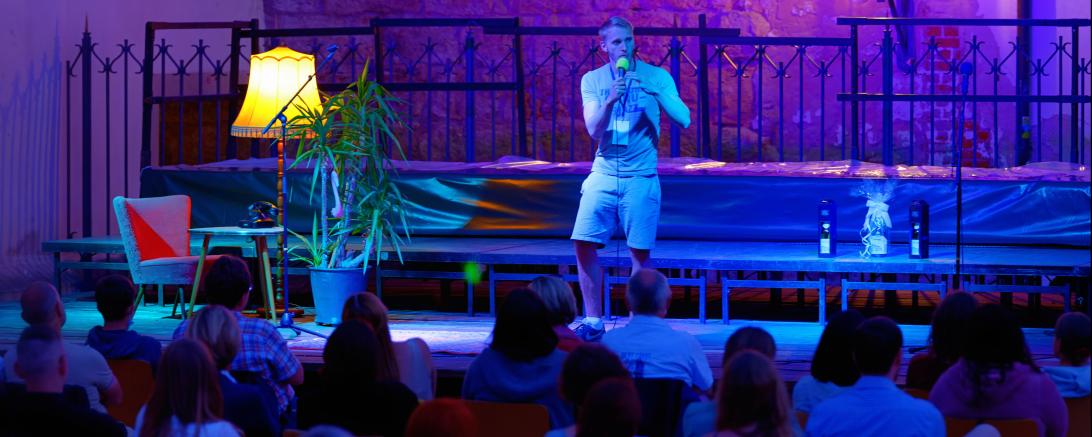 Der Poet, Raphael Breuer, während seines ausdrucksstarken Auftritts im vergangenen Jahr auf der Bühne im Schlosshof des Residenzschlosses Oettingen. Dieses Jahr hat Moderator Jens Hoffmann ein exklusives Künstlerensemble für Oettingen verpflichtet