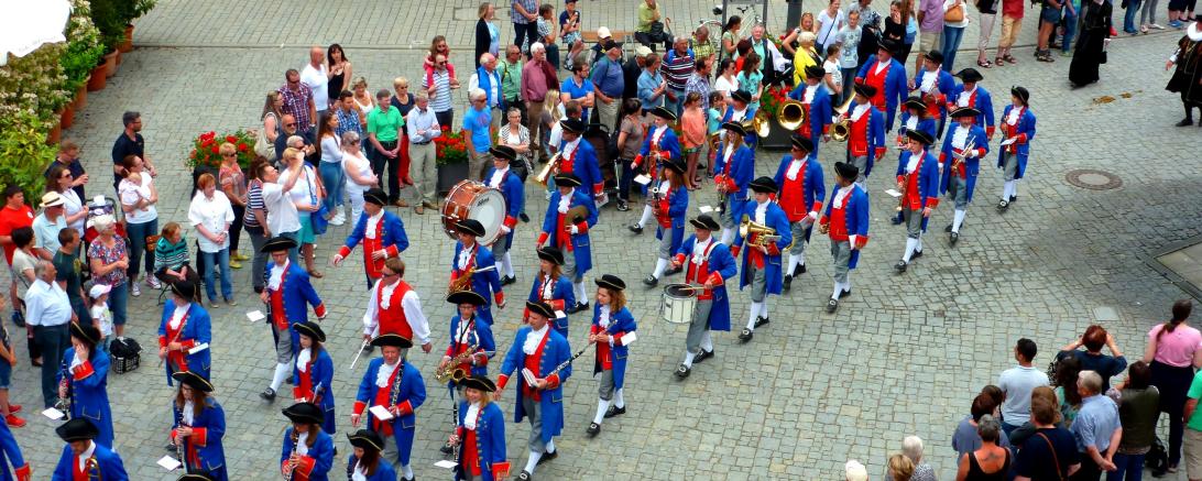 Der Umzug der Nördlinger Mess`von oben