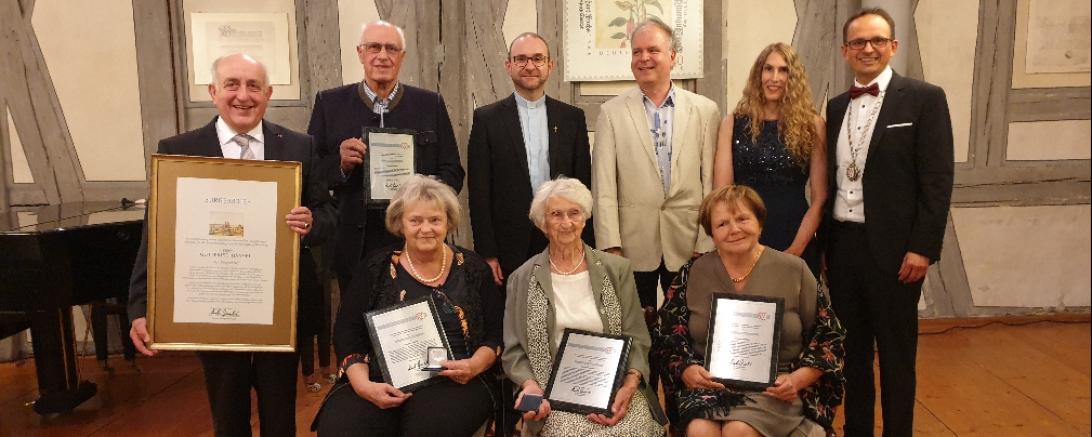 von links nach rechts  Gottfried Hänsel, Leonhatd Bayerle, Stadtpfarrer Wolfgang Gebert, Pfarrer Horst Kohler, Iris Drexler, Dr. Martin Drexler,  vorne  Heidi Dietrich, Antonie Schäble, Anneliese Till. 