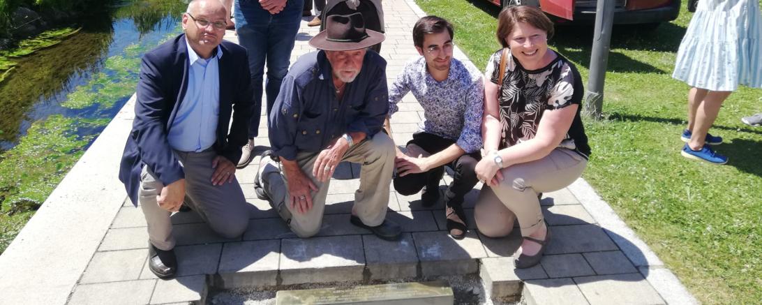 Eine Stolperschwelle auf dem Fußweg entlang des Steglesgrabens erinnert in Bäumenheim nun an die Opfer des KZ-Außenlagers. Auf dem Bild zu sehen (von links): Bürgermeister Martin Paninka, Daniel Markmüller, Künstler Gunter Demnig, Christina Mayer, Mario Felkl und stellvertretende Landrätin Claudia Marb. 