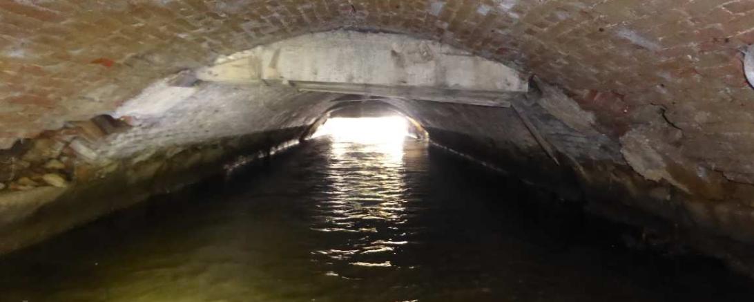 Das Bild zeigt den Egerkanal in Nördlingen.