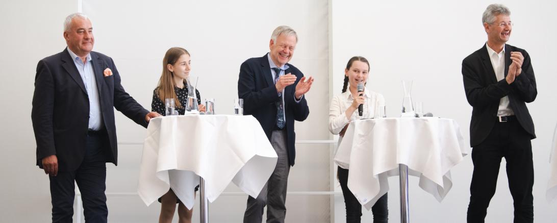 Da Anna Fischer (2. von links) und Franziska Eßmann (2. von rechts) gemeinsam bereits drei Mal, Franziska allein noch zusätzlich zwei Mal, beim "Erinnerungszeichen"-Wettbewerb gewonnen haben, wurden sie von Dr. Ludwig Spaenle (links), Landtagsvizepräsident Karl Freller sowie Kultusminister Prof. Michael Piazolo beim Festakt zur Preisverleihung interviewt. 