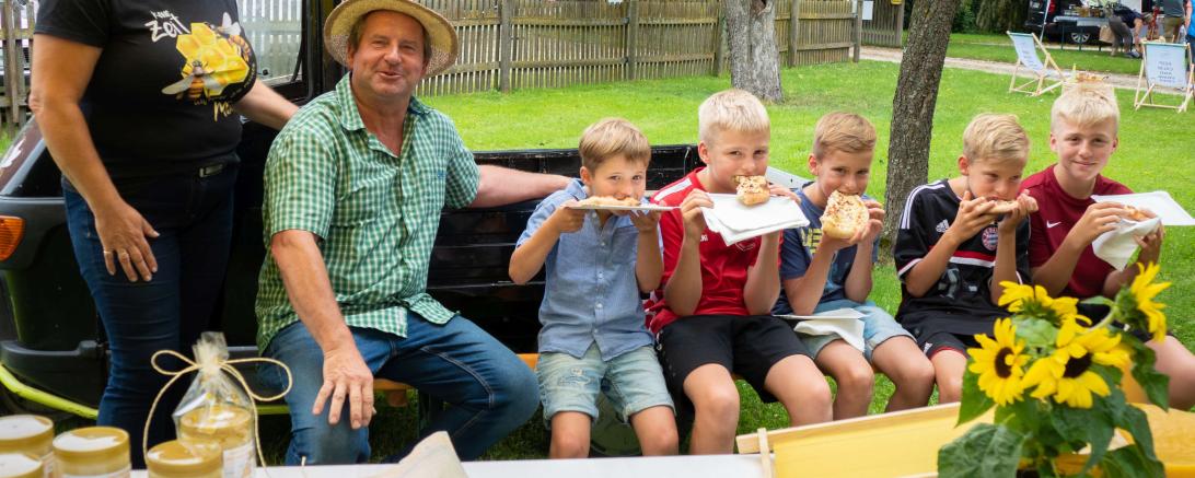Eine Familie beim Essen. 