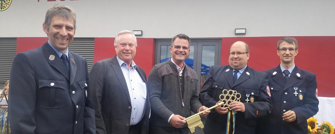 Das Bild zeigt die Einweihung des Feuerwehrhauses in Auchsesheim.