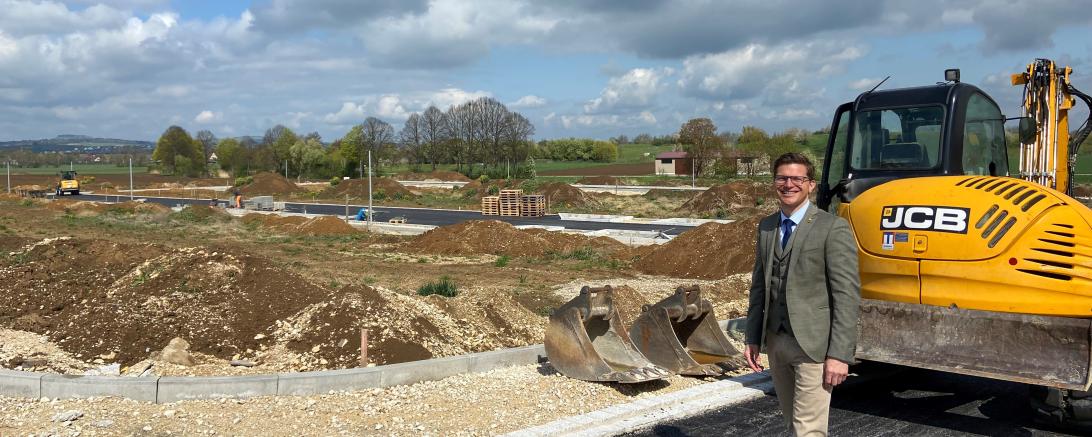 Das Bild zeigt OB Wittner vor dem Baugebiet Kleinerdlingen.