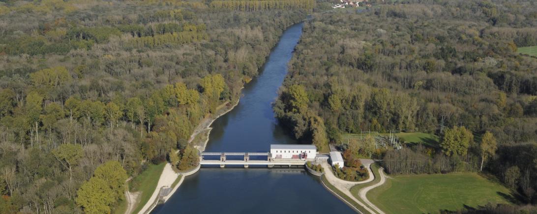 Das Bild zeigt die Staustufe bei Feldheim.