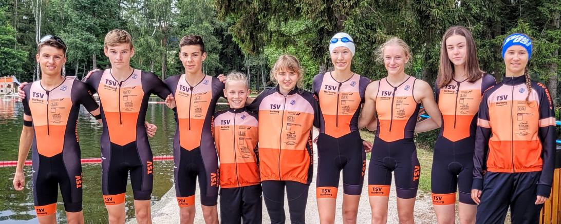 Das Bild zeigt die beiden erfolgreichen Staffel-Teams des TSV Harburg.