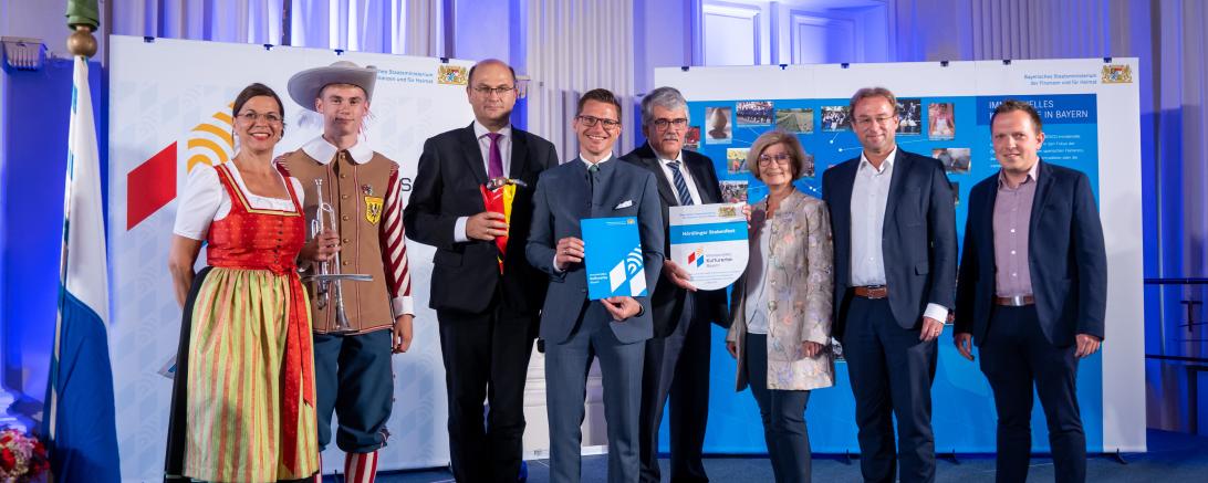 Das Bild zeigt die Urkundenübergabe an die Stadt Nördlingen.